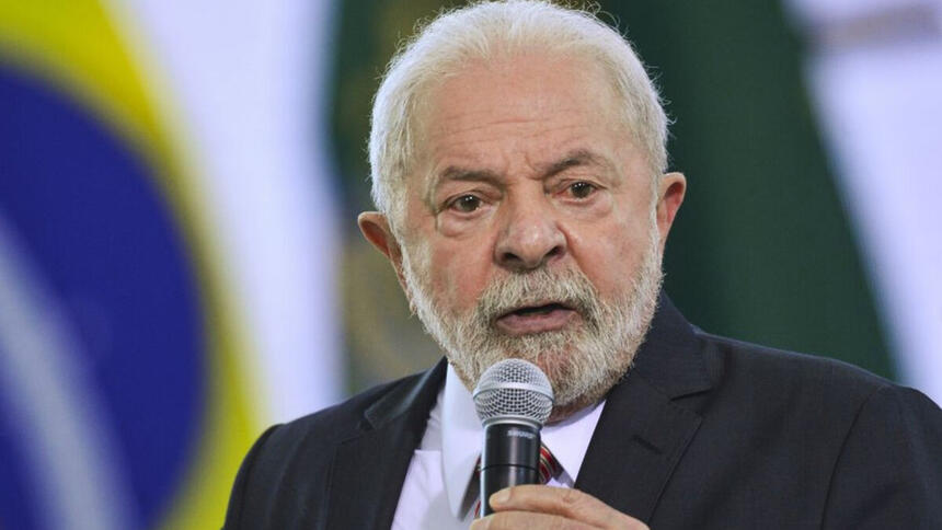 Lula discursando como presidente do Brasil em um evento