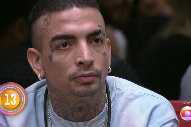 MC Guimê sentado no sofá do BBB 23