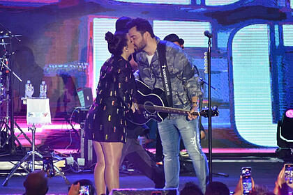 Maiara e Fernando Zor se beijando em cima do palco de um show