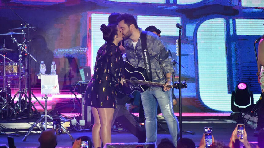 Maiara e Fernando Zor se beijando em cima do palco de um show