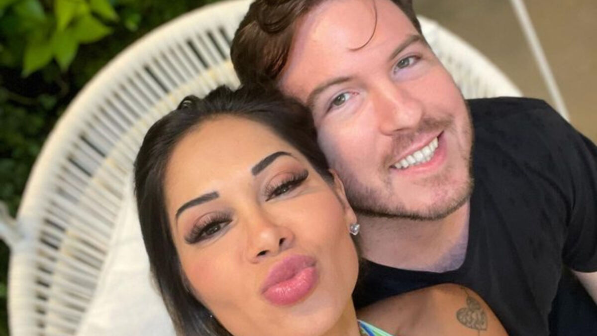 Maíra Cardi e Thiago Nigro em uma selfie posada juntos, fazendo biquinho para a câmera