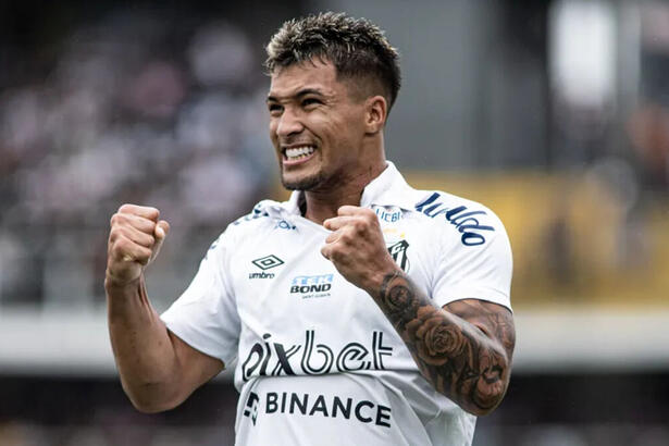 Marcos Leonardo comemorando um gol com a camisa do Santos, na Vila Belmiro