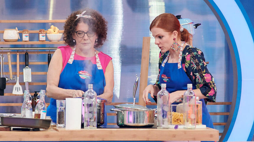 Maria Eduarda e sua mãe Luciana em trecho do reality Minha Mãe Cozinha Melhor Que a Sua