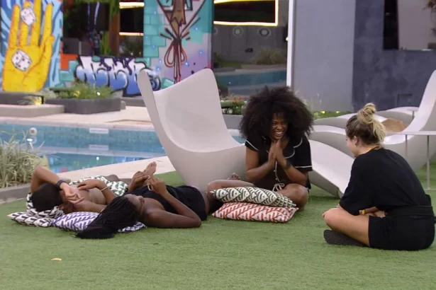 Marvvila, Bruna Griphao, Gabriel Santana e Sarah Aline sentados e rindo no jardim do BBB23