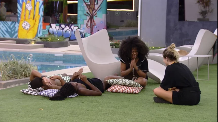 Marvvila, Bruna Griphao, Gabriel Santana e Sarah Aline sentados e rindo no jardim do BBB23