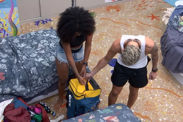 Marvvila e Fred abrindo a bolsa de Damia no Quarto Fundo do Mar, do BBB 23