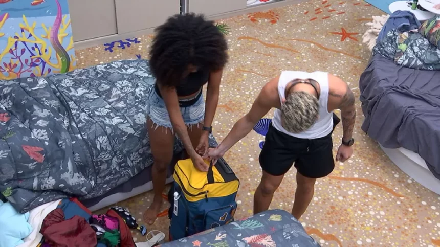 Marvvila e Fred abrindo a bolsa de Damia no Quarto Fundo do Mar, do BBB 23