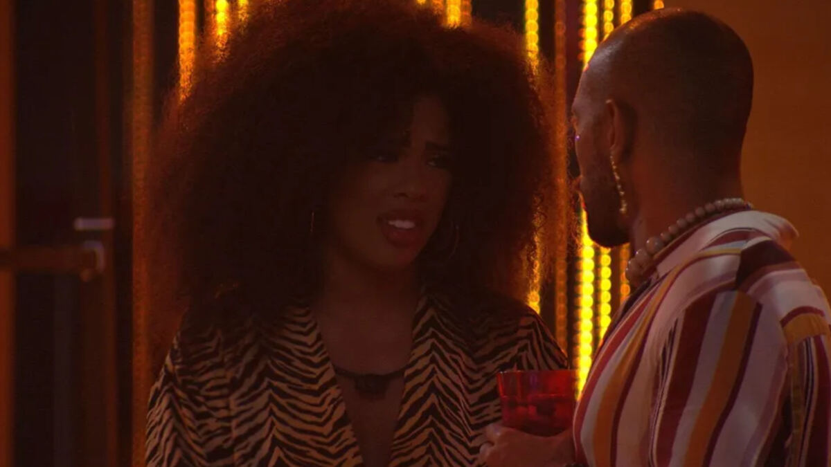 Marvvila e Ricardo conversando durante a Festa da Líder Sarah Aline no BBB 23