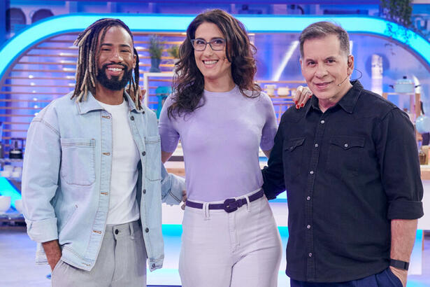 João Diamente, Paola Carosella e Leandro Hassum em foto posada no estúdio do Minha Mãe Cozinha Melhor Que a Sua