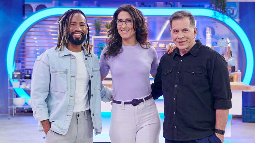 João Diamente, Paola Carosella e Leandro Hassum em foto posada no estúdio do Minha Mãe Cozinha Melhor Que a Sua