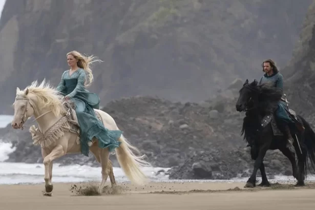 Atores e cavalos em trecho de cena da série O Senhor dos Anéis - Os Anéis De Poder