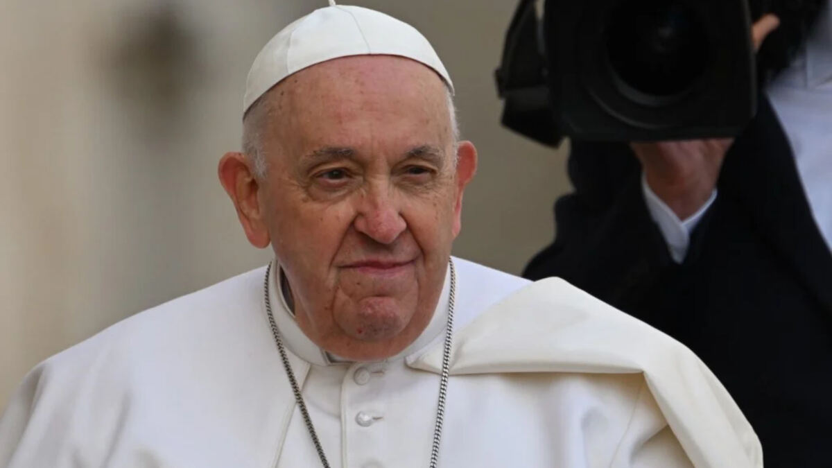 Papa Francisco acenando para fiéis