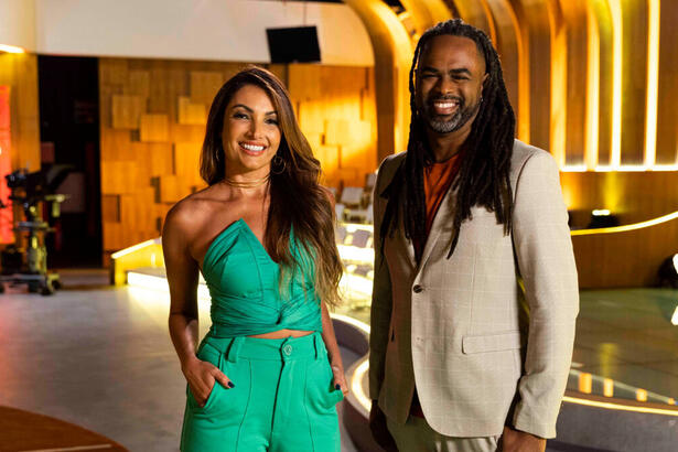 Patrícia Poeta e Manoel Soares, em foto posada juntos, no estúdio do Encontro