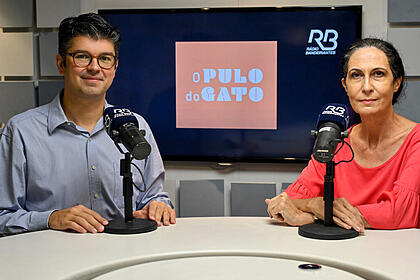 Pedro Campos e Silvania Alves em foto posada no estúdio de O Pulo do Gato na Rádio Bandeirantes