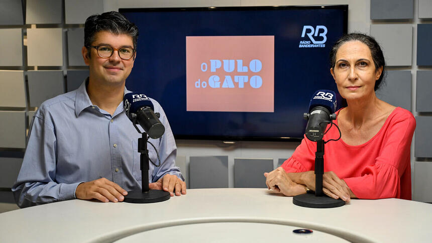 Pedro Campos e Silvania Alves em foto posada no estúdio de O Pulo do Gato na Rádio Bandeirantes