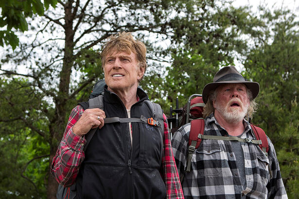 Robert Redford e Nick Nolte em trecho do filme Por Aqui E Por Ali