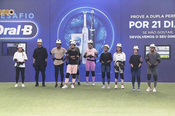 Participantes do BBB 23 em pé no gramado da casa no aguardo para começar a disputa da Prova do Anjo.