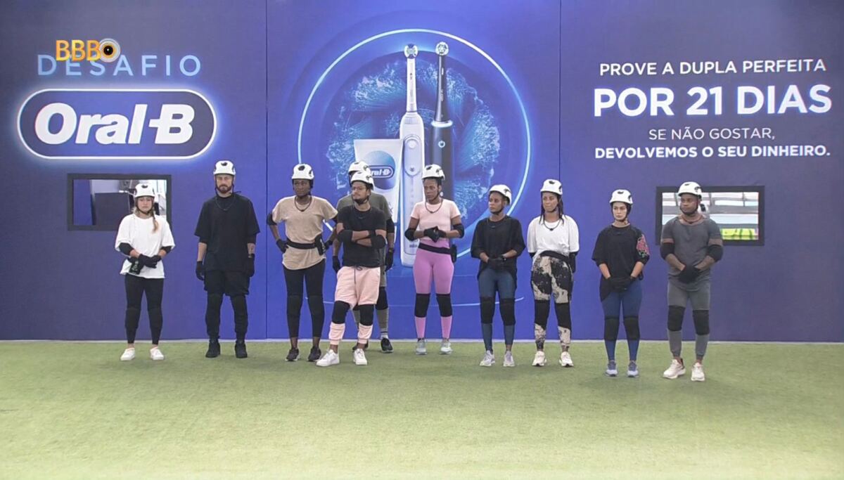 Participantes do BBB 23 em pé no gramado da casa no aguardo para começar a disputa da Prova do Anjo.