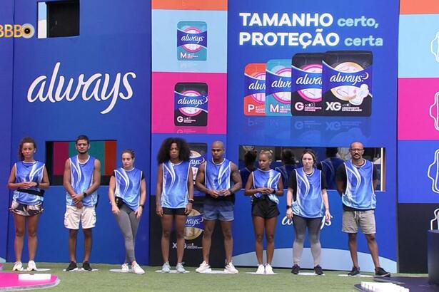 Participantes do BBB 23, em pé com coletes azul aguardando o inicio da Prova do Anjo