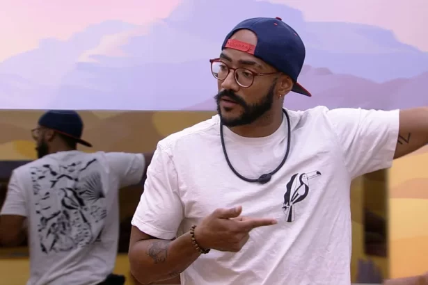Ricardo de camisa branca e bone preto gesticulando com os braços no Qurto Deserto