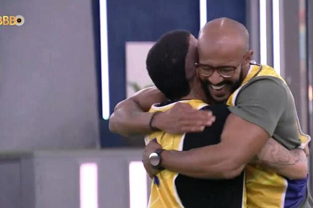 Ricardo abraça MC Guimê no gramado do BBB 23 após vencerem a Prova do Líder