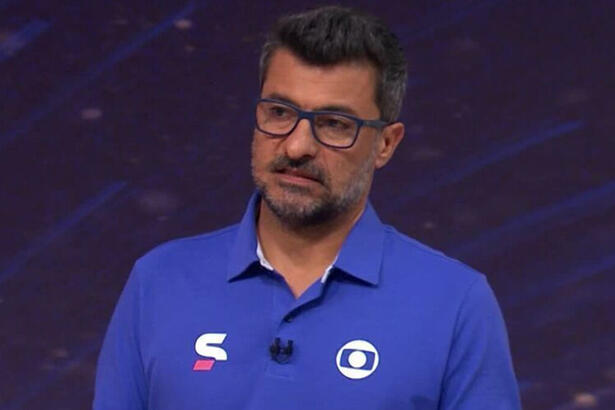 Sandro Meira Ricci participando de uma transmissão no estúdio do SporTV