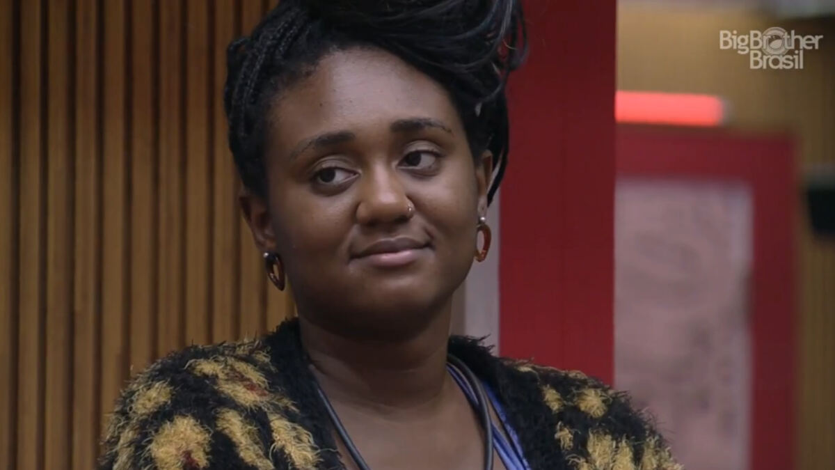 Sarah Aline no BBB 23, em pé na sala