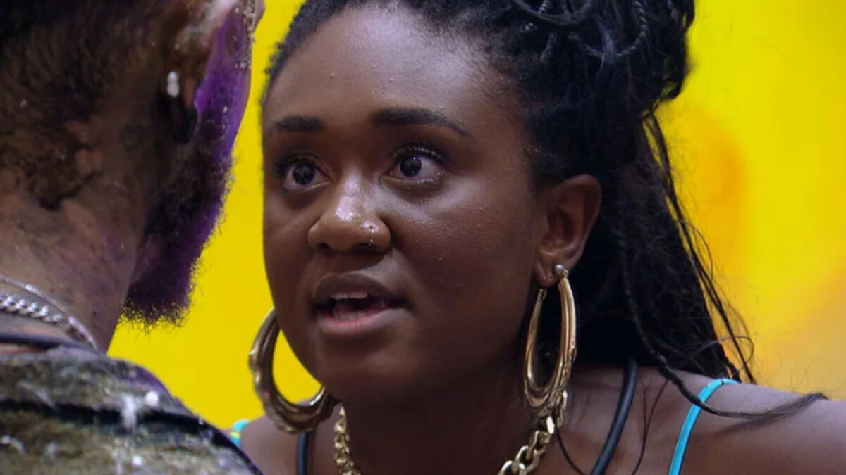 Sarah Aline com os olhos fixos em Fred, aparecendo apenas a nuca, em trecho da discussão na sala do BBB 23