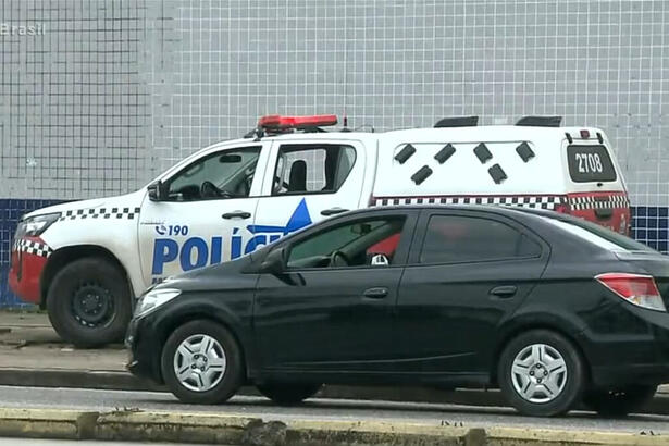 Quatro preto, cercado pro carro da polícia, no sequestro no Pará, em cobertura da Record TV