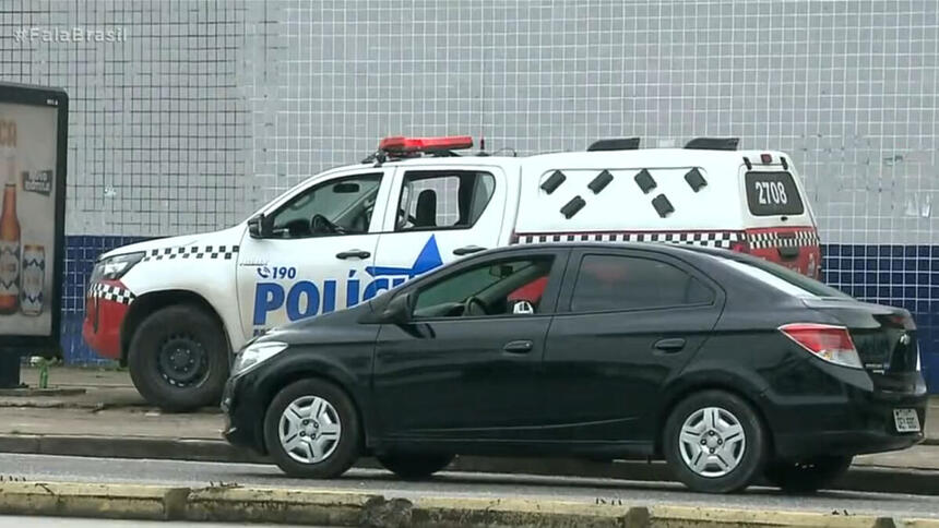 Quatro preto, cercado pro carro da polícia, no sequestro no Pará, em cobertura da Record TV