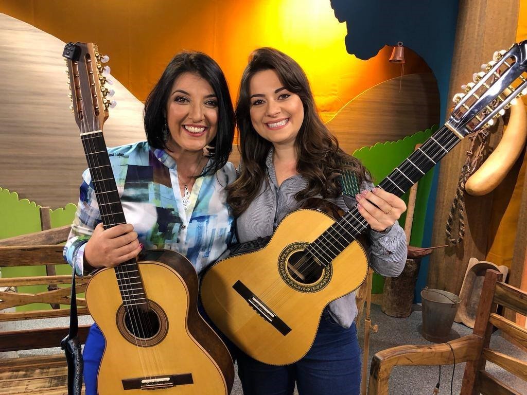 Terra da Padroeira recebe a dupla Simone Sperança e Taís Picinini