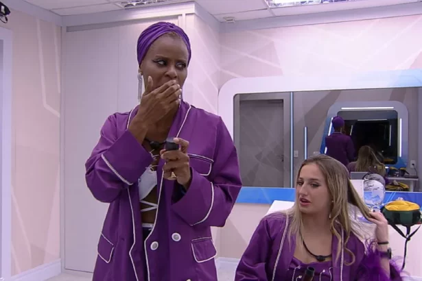 Aline em pé, ao lado de Bruna Griphao sentada no Quarto do Líder do BBB 23