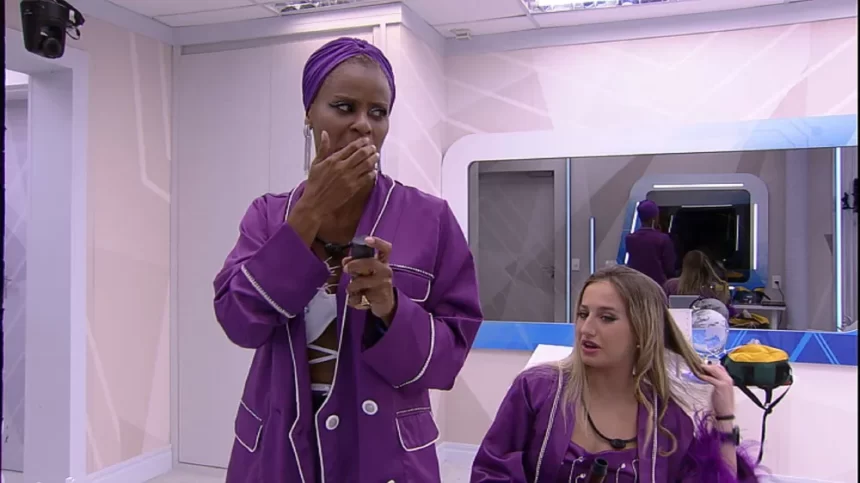 Aline em pé, ao lado de Bruna Griphao sentada no Quarto do Líder do BBB 23