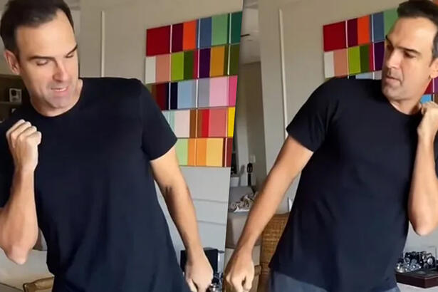 Tadeu Schmidt de camisa preta dançando durante gravação de vídeo