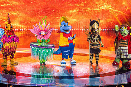 Galo, Dj Vitória-Régia, Dinossauro, Abelha-Rainha e Vovó Tartaruga no palco do The Masked Singer Brasil 3