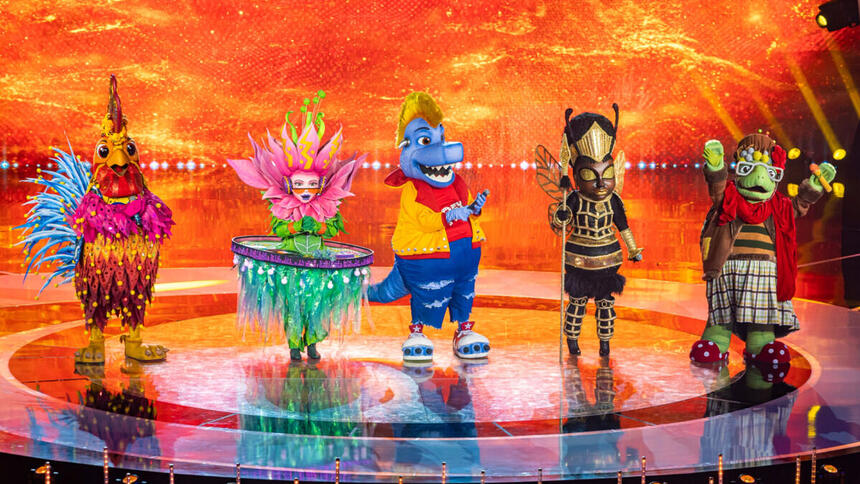 Galo, Dj Vitória-Régia, Dinossauro, Abelha-Rainha e Vovó Tartaruga no palco do The Masked Singer Brasil 3