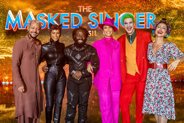 Eduardo Sterblitch, Tais Araujo, Douglas Silva, Ivete Sangalo, Mateus Solano, e Sabrina Sato em foto posada no estúdio do The Masked Singer Brasil