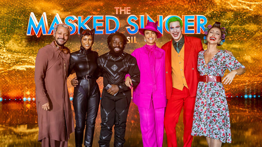 Eduardo Sterblitch, Tais Araujo, Douglas Silva, Ivete Sangalo, Mateus Solano, e Sabrina Sato em foto posada no estúdio do The Masked Singer Brasil