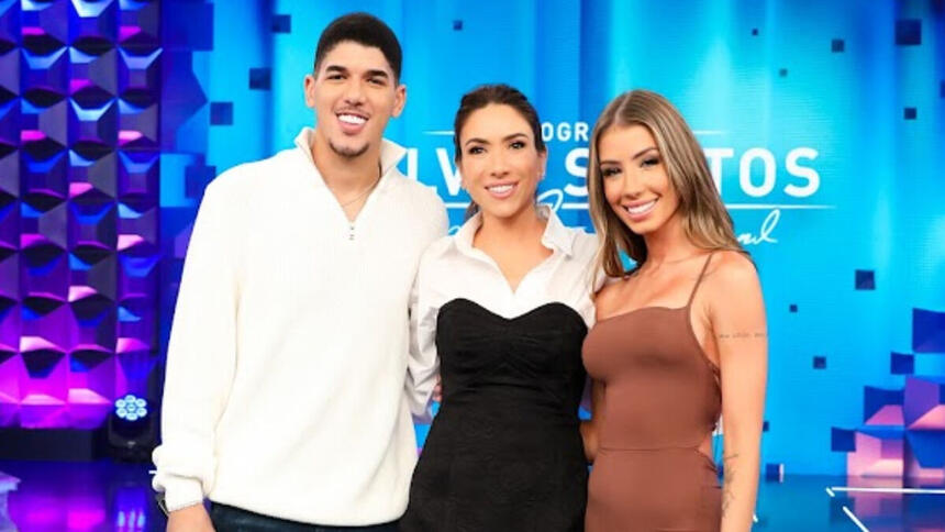 Zé Vaqueiro, Patrícia Abravanel e Maria Lina, em foto posada em frente ao quadro Jogo das 3 Pistas, no Programa Silvio Santos