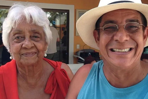 Zeca Pagodinho posando ao lado da sua mãe