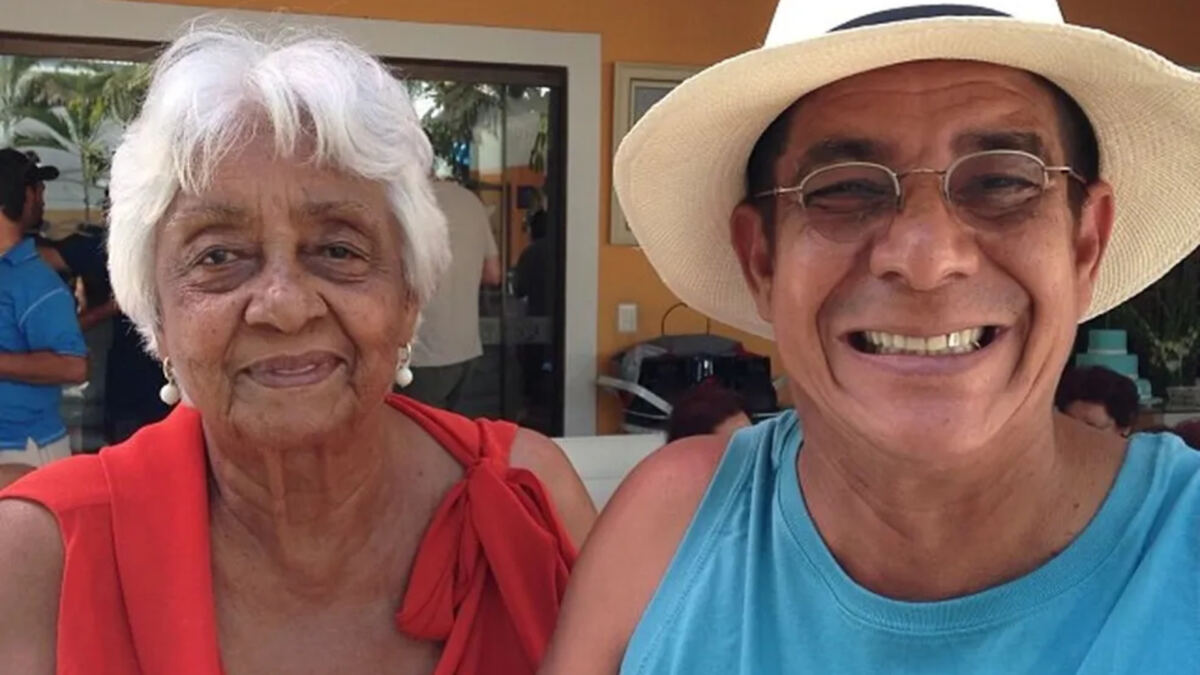 Zeca Pagodinho posando ao lado da sua mãe