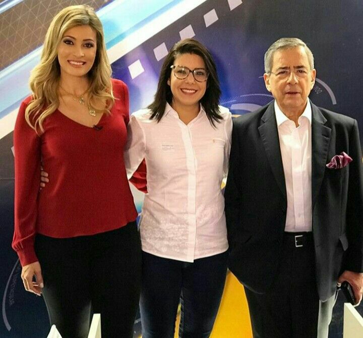 Patrícia Costa abraça Amanda Maga e Paulo Henrique Amorim 