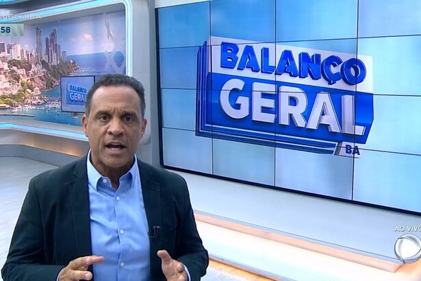 José Eduardo Bocão com semblante indignado apresentando no cenário do Balanço Geral BA, apresentando o programa.