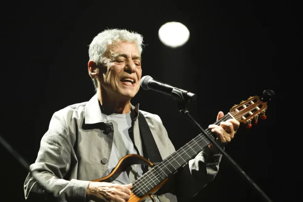 Chico Buarque cantando e tocando violão