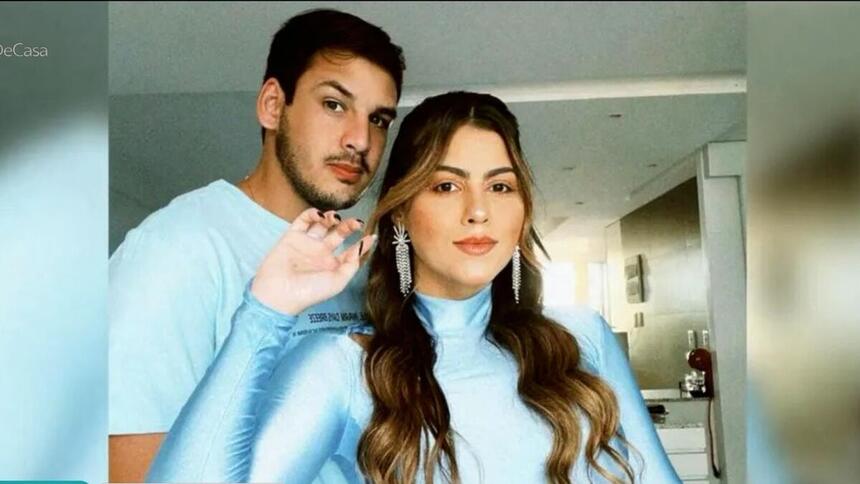 Vereadora Yanny Brena e Rickson Pinto abraçados, ambos vestem azul em foto divulgada no É de Casa