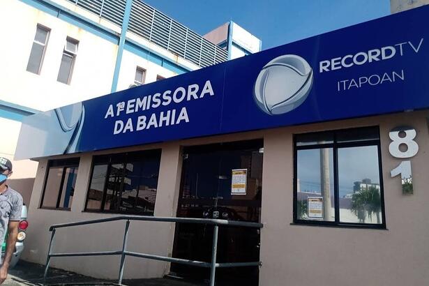 Entrada da Record TV Itapoan em Salvador, Bahia, com o logo e a frase: A Primeira emissora da Bahia