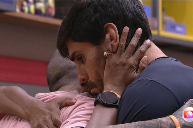 MC Guimê e Antonio Cara de Sapato se abraçam com Aline Wirley após expulsão no BBB 23