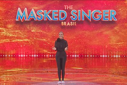 Ivete Sangalo no centro do palco do The Masked Singer Brasil deste domingo, 05/03/2023