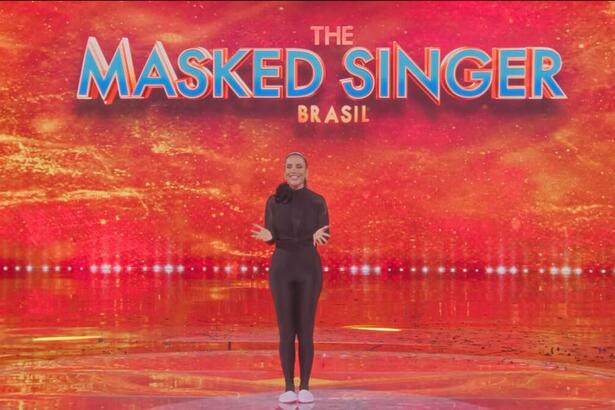 Ivete Sangalo no centro do palco do The Masked Singer Brasil deste domingo, 05/03/2023