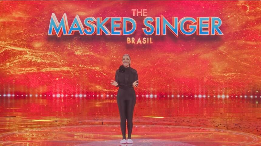 Ivete Sangalo no centro do palco do The Masked Singer Brasil deste domingo, 05/03/2023